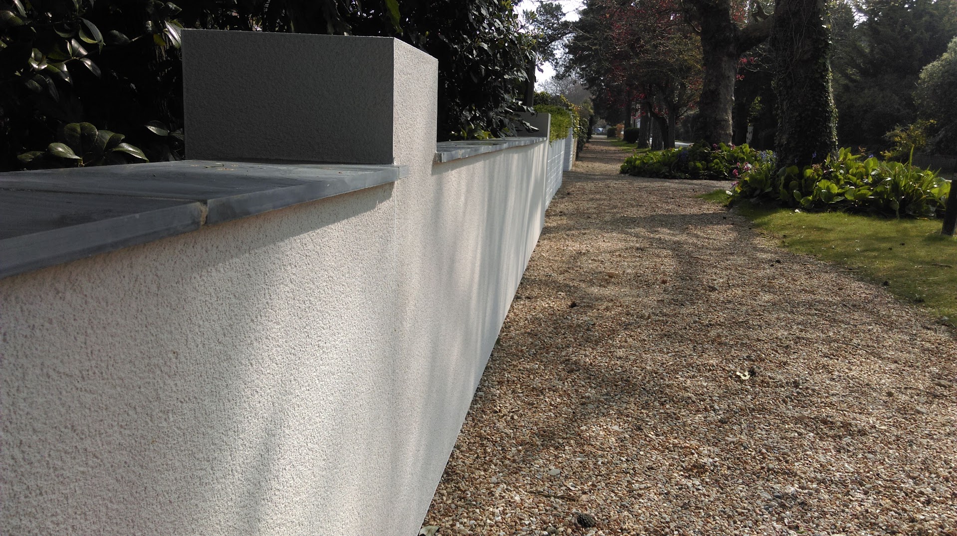 Garden wall rendered in K-rend white.